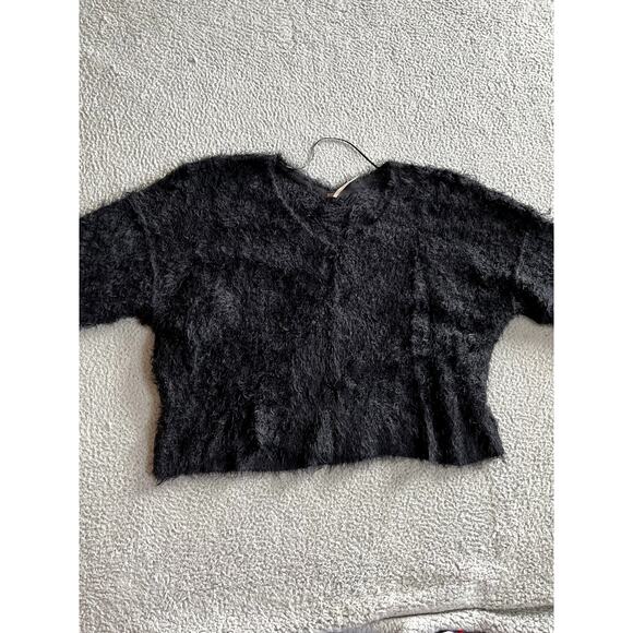 Free People Sweater Small Oversized Cropped Faux Fur Fuzzy Soft V-Neck Black - Picture 2 of 14